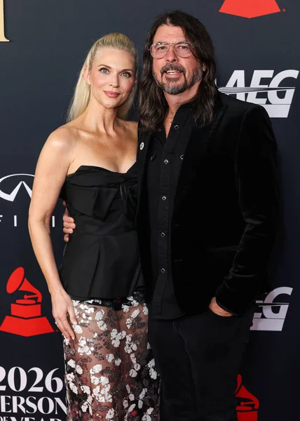 Foo Fighters 'dan Jordyn Blum ve Dave Grohl, 30 Ocak 2026' da Los Angeles Kongre Merkezi 'nde düzenlenen Mariah Carey onuruna düzenlenen MusiCares 2026 yılına geldiler..