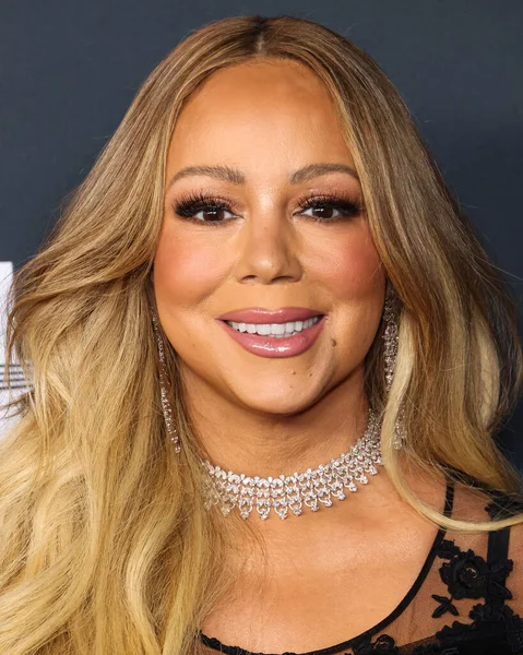 Mariah Carey 'in üzerinde Prada, Leviev Elmas mücevheri, Etho Maria mücevheri, 30 Ocak 2026' da Los Angeles Kongre Merkezi Güney Salonu 'nda düzenlenen Mariah Carey onuruna düzenlenen MusiCares 2026' ya ulaştı.