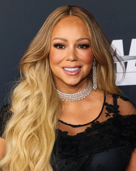 Mariah Carey 'in üzerinde Prada, Leviev Elmas mücevheri, Etho Maria mücevheri, 30 Ocak 2026' da Los Angeles Kongre Merkezi Güney Salonu 'nda düzenlenen Mariah Carey onuruna düzenlenen MusiCares 2026' ya ulaştı.