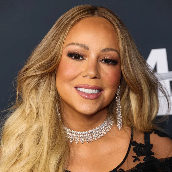 Mariah Carey 'in üzerinde Prada, Leviev Elmas mücevheri, Etho Maria mücevheri, 30 Ocak 2026' da Los Angeles Kongre Merkezi Güney Salonu 'nda düzenlenen Mariah Carey onuruna düzenlenen MusiCares 2026' ya ulaştı.