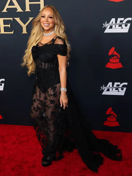 Mariah Carey 'in üzerinde Prada, Leviev Elmas mücevheri, Etho Maria mücevheri, 30 Ocak 2026' da Los Angeles Kongre Merkezi Güney Salonu 'nda düzenlenen Mariah Carey onuruna düzenlenen MusiCares 2026' ya ulaştı.