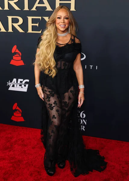 Mariah Carey 'in üzerinde Prada, Leviev Elmas mücevheri, Etho Maria mücevheri, 30 Ocak 2026' da Los Angeles Kongre Merkezi Güney Salonu 'nda düzenlenen Mariah Carey onuruna düzenlenen MusiCares 2026' ya ulaştı.