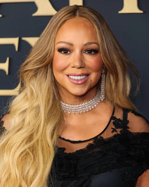 Mariah Carey 'in üzerinde Prada, Leviev Elmas mücevheri, Etho Maria mücevheri, 30 Ocak 2026' da Los Angeles Kongre Merkezi Güney Salonu 'nda düzenlenen Mariah Carey onuruna düzenlenen MusiCares 2026' ya ulaştı.