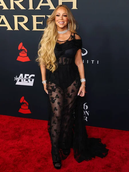 Mariah Carey 'in üzerinde Prada, Leviev Elmas mücevheri, Etho Maria mücevheri, 30 Ocak 2026' da Los Angeles Kongre Merkezi Güney Salonu 'nda düzenlenen Mariah Carey onuruna düzenlenen MusiCares 2026' ya ulaştı.