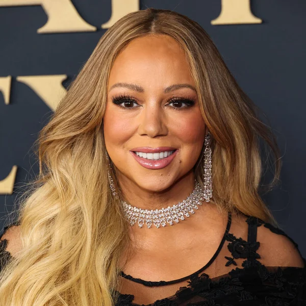 Mariah Carey 'in üzerinde Prada, Leviev Elmas mücevheri, Etho Maria mücevheri, 30 Ocak 2026' da Los Angeles Kongre Merkezi Güney Salonu 'nda düzenlenen Mariah Carey onuruna düzenlenen MusiCares 2026' ya ulaştı.