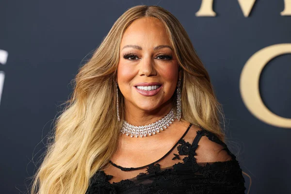 Mariah Carey 'in üzerinde Prada, Leviev Elmas mücevheri, Etho Maria mücevheri, 30 Ocak 2026' da Los Angeles Kongre Merkezi Güney Salonu 'nda düzenlenen Mariah Carey onuruna düzenlenen MusiCares 2026' ya ulaştı.