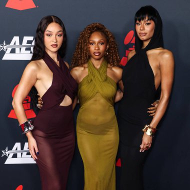 Stella Quaresma, Flo 'dan Renee Downer ve Jorja Douglas, 30 Ocak 2026' da Los Angeles Kongre Merkezi 'nde düzenlenen Mariah Carey onuruna düzenlenen MusiCares 2026' ya geldiler..