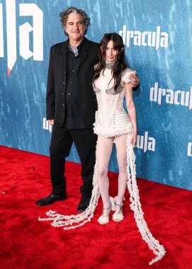 Dilara Findikoglu SS26 RTW giyen John Sidel ve kızı Zoe Bleu, 3 Şubat 2026 'da Hollywood, LA, CA, ABD' deki TCL Çin Tiyatrosu 'nda düzenlenen Vertical Entertainment' in 'Drakula' nın Los Angeles galasına geldiler..