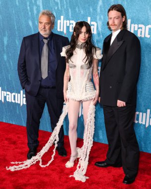 Dilara Findikoglu SS26 RTW ve Caleb Landry Jones 'u giyen Luc Besson, Zoe Bleu, 3 Şubat 2026' da Hollywood, LA, CA, ABD 'deki TCL Çin Tiyatrosu' nda düzenlenen Vertical Entertainment 'in' Drakula 'nın Los Angeles galasına geldi..