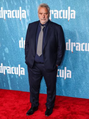 Fransız film yönetmeni ve senarist Luc Besson, 3 Şubat 2026 'da Hollywood, Los Angeles, Kaliforniya, ABD' de bulunan TCL Çin Tiyatrosu IMAX 'te düzenlenen Vertical Entertainment' in 'Drakula' sının Los Angeles galasına geldi..