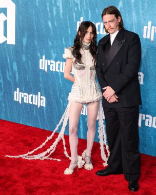 Dilara Findikoglu SS26 RTW ve Caleb Landry Jones 'u giyen Zoe Bleu, 3 Şubat 2026' da Hollywood, LA, CA, ABD 'de bulunan TCL Çin Tiyatrosu IMAX' ta düzenlenen Vertical Entertainment 'in' Drakula 'sının Los Angeles galasına geldi..