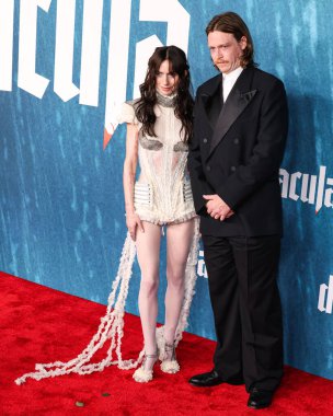 Dilara Findikoglu SS26 RTW ve Caleb Landry Jones 'u giyen Zoe Bleu, 3 Şubat 2026' da Hollywood, LA, CA, ABD 'de bulunan TCL Çin Tiyatrosu IMAX' ta düzenlenen Vertical Entertainment 'in' Drakula 'sının Los Angeles galasına geldi..