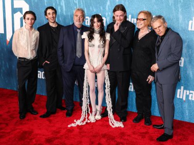 Dilara Findikoglu SS26 RTW, Caleb Landry Jones, Danny Elfman ve Christoph Waltz giyen Raphael Luce, Ewens Abid, Luc Besson, Zoe Bleu (Zo Bleu), TCL Çin Tiyatrosu 'nun' Dracula 'daki Los Angeles Prömiyere geldiler.