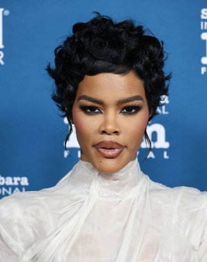Ashi Studio SS26 Couture 'u giyen Teyana Taylor, 8 Şubat 2026' da ABD 'nin Kaliforniya eyaletinin Santa Barbara kentindeki Arlington Tiyatrosu' nda düzenlenen 41. Santa Barbara Uluslararası Film Festivali 'ne geldi..