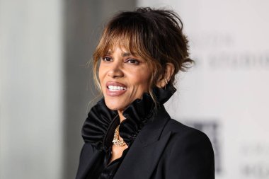 Gucci ve Cartier giyimli Amerikalı aktris Halle Berry, 10 Şubat 2026 tarihinde Los Angeles, Kaliforniya, ABD 'de Kasa tarafından Broadway' deki The United Theater at STILE Downtown Los Angeles 'ta düzenlenen Amazon MGM Studios' un Dünya Gala Stüdyosu 'na ulaştı..