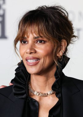 Gucci ve Cartier giyimli Amerikalı aktris Halle Berry, 10 Şubat 2026 tarihinde Los Angeles, Kaliforniya, ABD 'de Kasa tarafından Broadway' deki The United Theater at STILE Downtown Los Angeles 'ta düzenlenen Amazon MGM Studios' un Dünya Gala Stüdyosu 'na ulaştı..