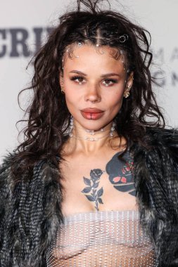 İspiyonculuk (Eleanor Barnes), 10 Şubat 2026 tarihinde Los Angeles, Kaliforniya, ABD 'de Kasa tarafından Broadway' deki StILE Downtown Los Angeles 'taki Birleşik Tiyatro' da düzenlenen Amazon MGM Stüdyolarının Dünya Gala 101 'ine ulaşır..