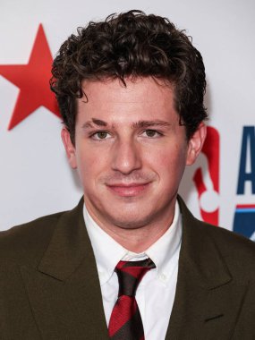 Charlie Puth Los Angeles Clippers and Comcast NBCUniversal 's National Basketball Association (NBA) All-Star 2026 Efsanevi İpucu Kutlaması' na 13 Şubat 2026 'da Los Angeles İlçe Sanat Müzesi' nde (LACMA) katıldı.