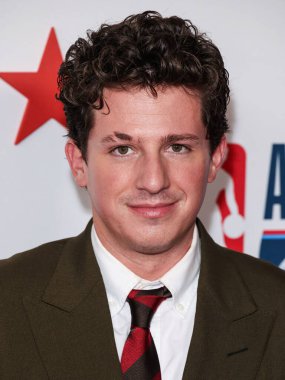Charlie Puth Los Angeles Clippers and Comcast NBCUniversal 's National Basketball Association (NBA) All-Star 2026 Efsanevi İpucu Kutlaması' na 13 Şubat 2026 'da Los Angeles İlçe Sanat Müzesi' nde (LACMA) katıldı.