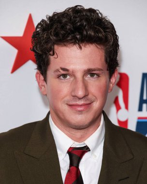 Charlie Puth Los Angeles Clippers and Comcast NBCUniversal 's National Basketball Association (NBA) All-Star 2026 Efsanevi İpucu Kutlaması' na 13 Şubat 2026 'da Los Angeles İlçe Sanat Müzesi' nde (LACMA) katıldı.