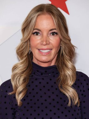 Jeanie Buss Los Angeles Clippers and Comcast NBCUniversal 's National Basketball Association (NBA) All-Star 2026 Efsanevi İpucu Kutlaması' na 13 Şubat 2026 'da Los Angeles İlçe Sanat Müzesi' nde (LACMA) katıldı.