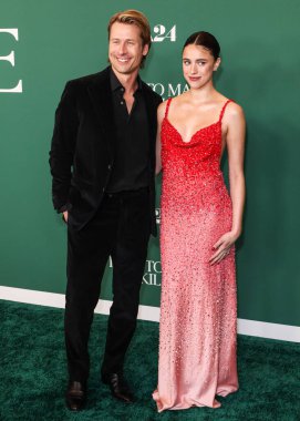 Chanel PF26 giyen Glen Powell ve Margaret Qualley, 14 Şubat 2026 'da Beverly Grove, Los Angeles, Kaliforniya, ABD' de bulunan AMC The Grove 14 'te düzenlenen A24' ün 
