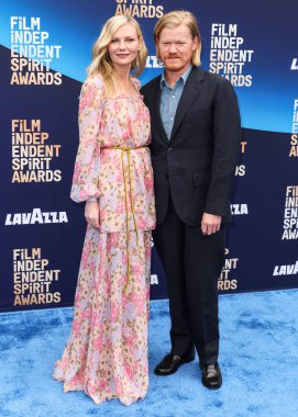 Valentino giyen Kirsten Dunst ve Gianvito Rossi ayakkabıları ve kocası Jesse Plemons, 15 Şubat 2026 'da Hollywood Paladyumu' nda düzenlenen 41. Yıllık Bağımsız Film Ruh Ödülleri 'ne geldiler.