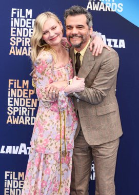Kirsten Dunst Valentino 'yu Gianvito Rossi ayakkabılarıyla ve Wagner Moura' yı Louis Vuitton giydirerek giyerek 15 Şubat 2026 'da Hollywood Palladium' da düzenlenen 41.