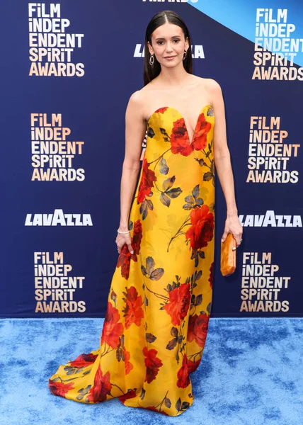 Carolina Herrera 'yı giyen Nina Dobrev, 15 Şubat 2026' da Hollywood Paladyumu 'nda düzenlenen 41. Bağımsız Film Ruhu Ödülleri' ne ulaştı..