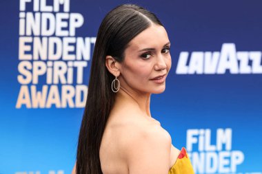 Carolina Herrera 'yı giyen Nina Dobrev, 15 Şubat 2026' da Hollywood Paladyumu 'nda düzenlenen 41. Bağımsız Film Ruhu Ödülleri' ne ulaştı..