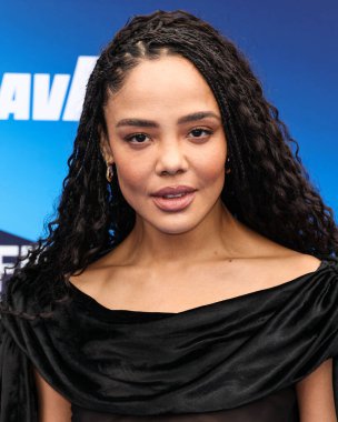 Tessa Thompson Collina Strada elbisesi, Jimmy Choo ayakkabısı, Rouvenat mücevheri ve Tyler Ellis çantası ile 15 Şubat 2026 'da Hollywood Palladium' da düzenlenen 41.