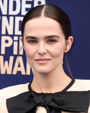 Valentino kıyafeti giyen Zoey Deutch, 15 Şubat 2026 'da Hollywood Paladyumu' nda düzenlenen 41. Yıllık Bağımsız Film Ruhu Ödülleri 'ne geldi..