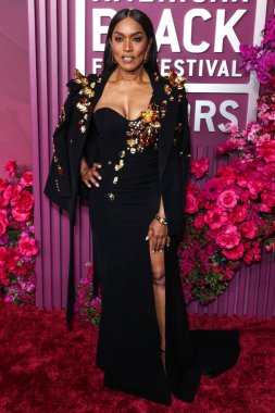 Angela Bassett, 16 Şubat 2026 'da Beverly Hills' teki SLS Hotel 'de düzenlenen 8. Geleneksel Amerikan Siyahi Film Festivali' ne (ABFF) geldi..