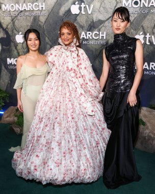 Anna Sawai, altında Victoria 's Secret' ın eşleşen nane yeşili bir elbise giyerek Viviano ve Mari Yamamoto 'yu giyen Kiersey Clemons, Apple TV +' s Monarch: Canavarların Mirası 2.