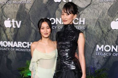 Anna Sawai, altında Victoria 's Secret' ın eşleşen nane yeşili bir elbise ve Mari Yamamoto 19 Şubat 2026 'da TCL Çin Tiyatrosu IMAX' ta düzenlenen Apple TV + 's Monarch' ın Dünya Galası 'na geldi.