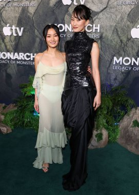 Anna Sawai, altında Victoria 's Secret' ın eşleşen nane yeşili bir elbise ve Mari Yamamoto 19 Şubat 2026 'da TCL Çin Tiyatrosu IMAX' ta düzenlenen Apple TV + 's Monarch' ın Dünya Galası 'na geldi.