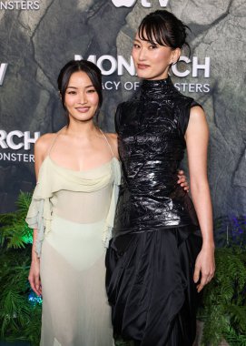 Anna Sawai, altında Victoria 's Secret' ın eşleşen nane yeşili bir elbise ve Mari Yamamoto 19 Şubat 2026 'da TCL Çin Tiyatrosu IMAX' ta düzenlenen Apple TV + 's Monarch' ın Dünya Galası 'na geldi.