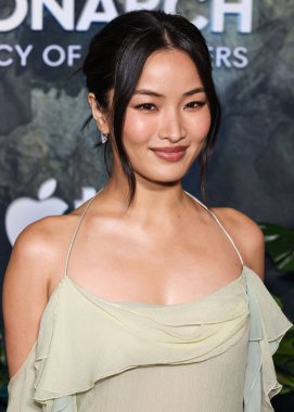 Altında Victoria 's Secret eşliğinde nane yeşili bir elbise giyen Anna Sawai, 19 Şubat 2026' da Hollywood 'daki TCL Çin Tiyatrosu IMAX' te düzenlenen Apple TV + 's Monarch' ın Dünya Galası 'na geldi.