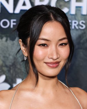 Altında Victoria 's Secret eşliğinde nane yeşili bir elbise giyen Anna Sawai, 19 Şubat 2026' da Hollywood 'daki TCL Çin Tiyatrosu IMAX' te düzenlenen Apple TV + 's Monarch' ın Dünya Galası 'na geldi.