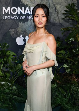 Altında Victoria 's Secret eşliğinde nane yeşili bir elbise giyen Anna Sawai, 19 Şubat 2026' da Hollywood 'daki TCL Çin Tiyatrosu IMAX' te düzenlenen Apple TV + 's Monarch' ın Dünya Galası 'na geldi.