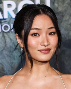 Altında Victoria 's Secret eşliğinde nane yeşili bir elbise giyen Anna Sawai, 19 Şubat 2026' da Hollywood 'daki TCL Çin Tiyatrosu IMAX' te düzenlenen Apple TV + 's Monarch' ın Dünya Galası 'na geldi.