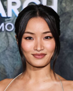 Altında Victoria 's Secret eşliğinde nane yeşili bir elbise giyen Anna Sawai, 19 Şubat 2026' da Hollywood 'daki TCL Çin Tiyatrosu IMAX' te düzenlenen Apple TV + 's Monarch' ın Dünya Galası 'na geldi.