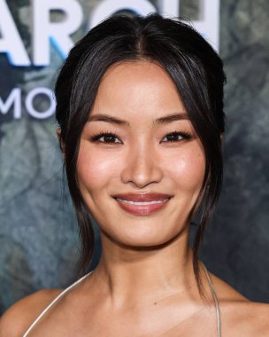 Altında Victoria 's Secret eşliğinde nane yeşili bir elbise giyen Anna Sawai, 19 Şubat 2026' da Hollywood 'daki TCL Çin Tiyatrosu IMAX' te düzenlenen Apple TV + 's Monarch' ın Dünya Galası 'na geldi.