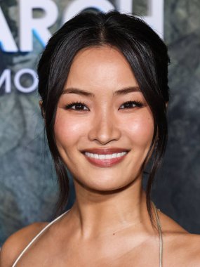 Altında Victoria 's Secret eşliğinde nane yeşili bir elbise giyen Anna Sawai, 19 Şubat 2026' da Hollywood 'daki TCL Çin Tiyatrosu IMAX' te düzenlenen Apple TV + 's Monarch' ın Dünya Galası 'na geldi.