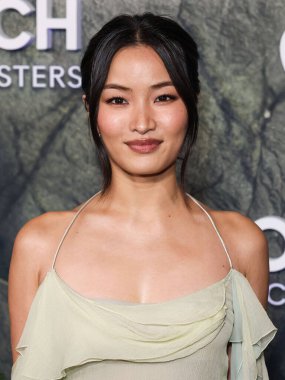 Altında Victoria 's Secret eşliğinde nane yeşili bir elbise giyen Anna Sawai, 19 Şubat 2026' da Hollywood 'daki TCL Çin Tiyatrosu IMAX' te düzenlenen Apple TV + 's Monarch' ın Dünya Galası 'na geldi.