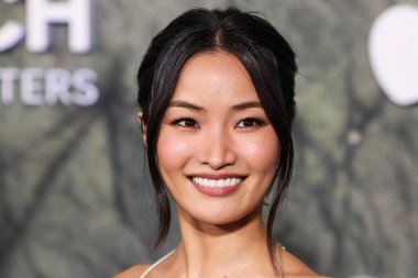 Altında Victoria 's Secret eşliğinde nane yeşili bir elbise giyen Anna Sawai, 19 Şubat 2026' da Hollywood 'daki TCL Çin Tiyatrosu IMAX' te düzenlenen Apple TV + 's Monarch' ın Dünya Galası 'na geldi.