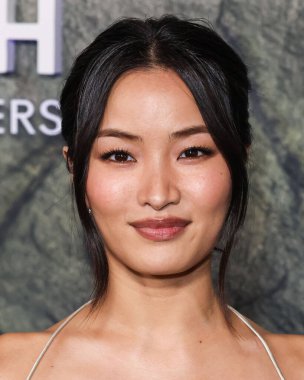 Altında Victoria 's Secret eşliğinde nane yeşili bir elbise giyen Anna Sawai, 19 Şubat 2026' da Hollywood 'daki TCL Çin Tiyatrosu IMAX' te düzenlenen Apple TV + 's Monarch' ın Dünya Galası 'na geldi.