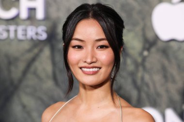 Altında Victoria 's Secret eşliğinde nane yeşili bir elbise giyen Anna Sawai, 19 Şubat 2026' da Hollywood 'daki TCL Çin Tiyatrosu IMAX' te düzenlenen Apple TV + 's Monarch' ın Dünya Galası 'na geldi.