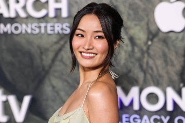 Altında Victoria 's Secret eşliğinde nane yeşili bir elbise giyen Anna Sawai, 19 Şubat 2026' da Hollywood 'daki TCL Çin Tiyatrosu IMAX' te düzenlenen Apple TV + 's Monarch' ın Dünya Galası 'na geldi.