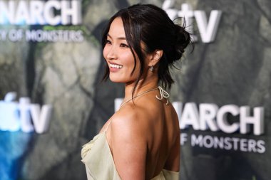 Altında Victoria 's Secret eşliğinde nane yeşili bir elbise giyen Anna Sawai, 19 Şubat 2026' da Hollywood 'daki TCL Çin Tiyatrosu IMAX' te düzenlenen Apple TV + 's Monarch' ın Dünya Galası 'na geldi.